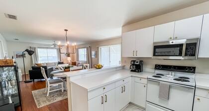 Living The Villages FL Lifestyle! Centrally located, close to entertainment