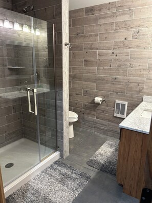 Dusche, Haartrockner, Handtücher, Toilettenpapier