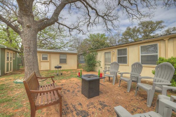 Terrace/patio - Grape Getaway Haus with Firepit (Fredericksburg)