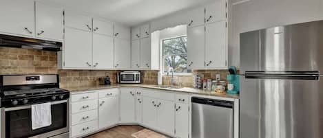 Refrigerador, microondas, horno, placa de cocina