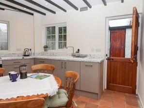 Fridge, dishwasher, electric kettle, toaster - Glebe Cottage (Yelverton)