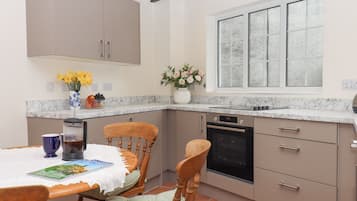 Refrigerador, lavavajillas, tetera eléctrica y tostadora
