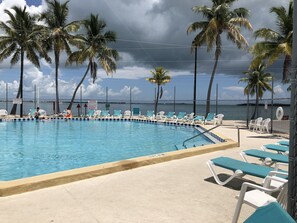 Utendørsbasseng og et oppvarmet basseng