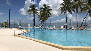 Alberca al aire libre y alberca climatizada