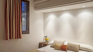 A bedroom with a bed, a nightstand, a lamp, and curtains. - BeBarceloner Gothic Quarter Studios (Barcelona)