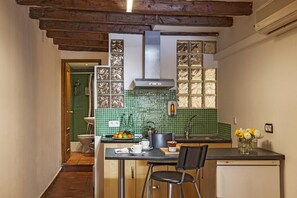 Fridge, microwave, oven, stovetop - BeBarceloner Gothic Quarter Studios (Barcelona)