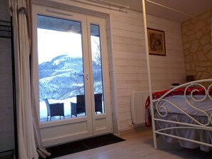 1 dormitorio, cuna de viaje, wifi gratis y ropa de cama