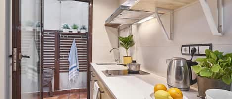 Een koelkast, een magnetron, een oven, een kookplaat