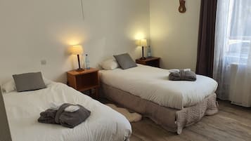 Ropa de cama de alta calidad, escritorio, wifi gratis y ropa de cama