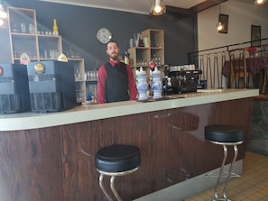 Bar (on property) - Hôtel-Bar-Restaurant de la promenade (La Vôge-les-Bains)