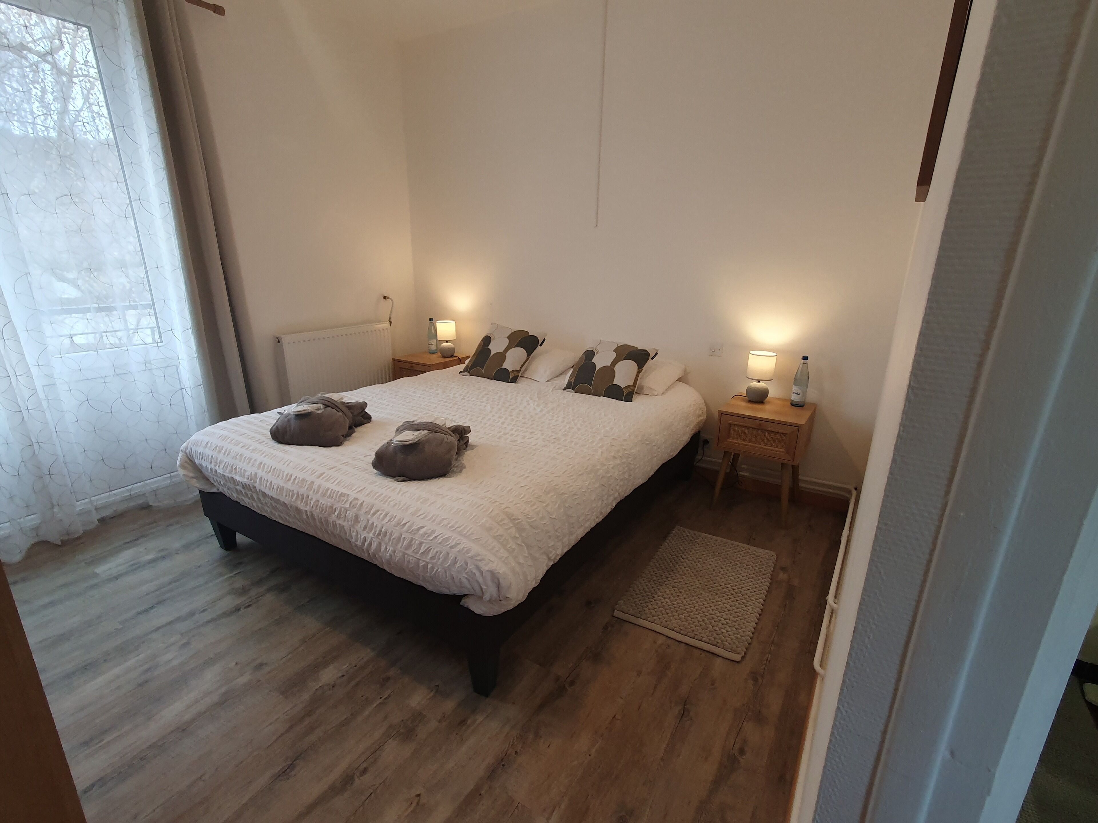 Comfort tweepersoonskamer | Luxe beddengoed, een bureau, gratis wifi, beddengoed