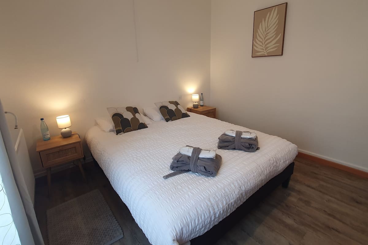 Comfort Double Room | Premium bedding, desk, free WiFi, bed sheets