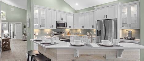 Kylskåp, mikrovågsugn, ugn och spishäll