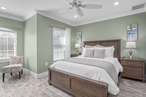 6 Schlafzimmer, Schreibtisch, Bügeleisen/Bügelbrett, Reisekinderbett