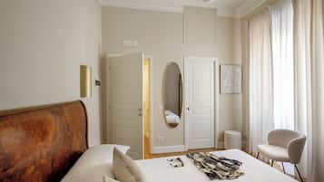 Comfort Room | Minibar, desk, laptop workspace, iron/ironing board