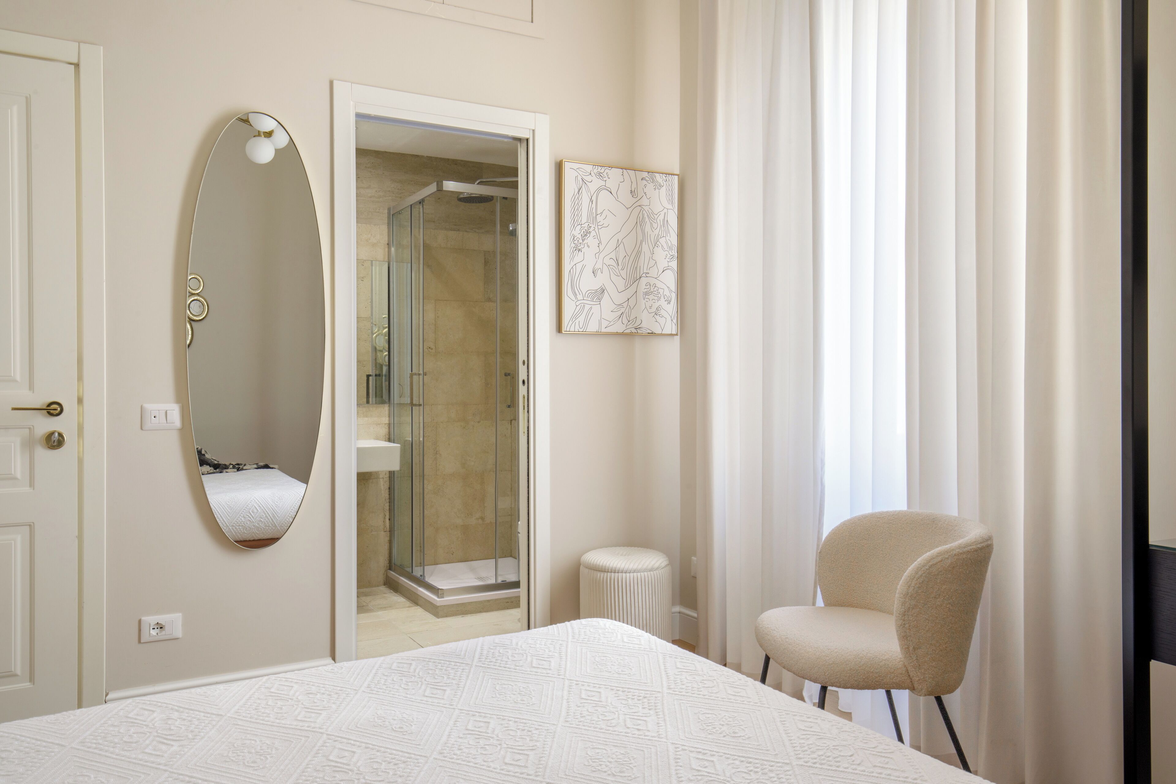 Comfort Room | Minibar, desk, laptop workspace, iron/ironing board