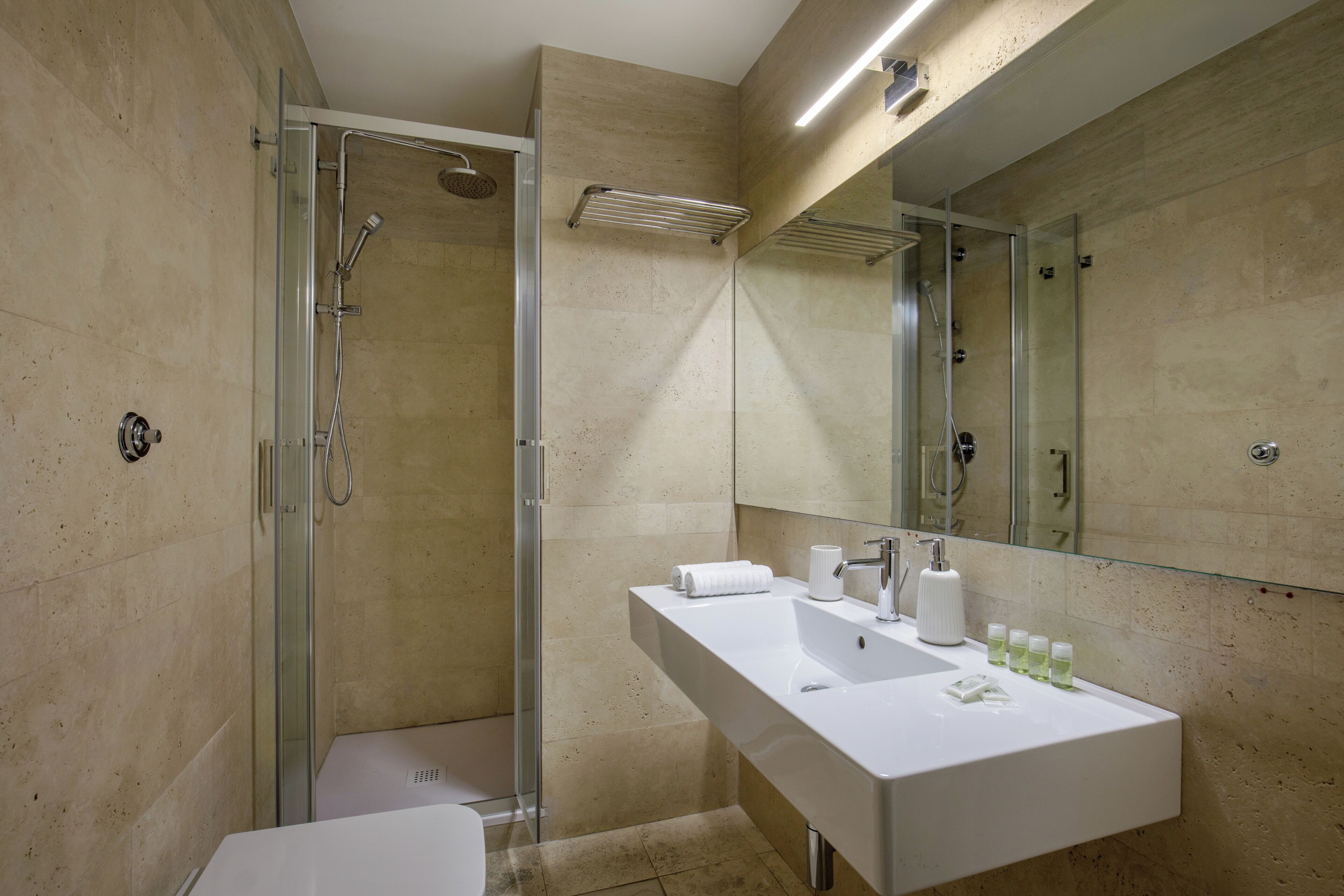 Regadera, amenidades de baño gratuitas, secadora de cabello, bidet 