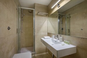 Shower, free toiletries, hair dryer, bidet - Daplace - Santa Susanna Suites (Rome)