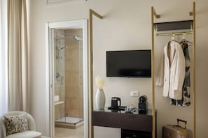 Quarto conforto | Frigobar, escrivaninha, espaço de trabalho para notebook