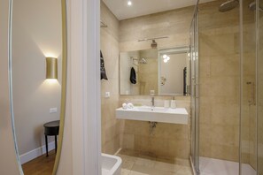 Douche, articles de toilette gratuits, sèche-cheveux, bidet