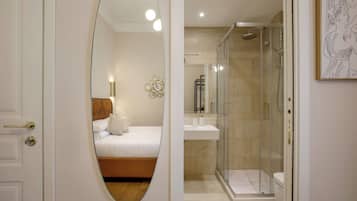 Comfort Room | Minibar, desk, laptop workspace, iron/ironing board