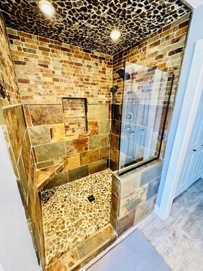 Dusche, Haartrockner, Handtücher, Seife