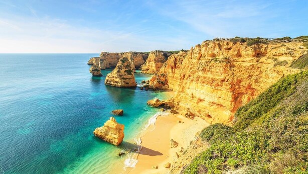Un paysage côtier avec des falaises et une plage.