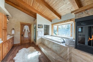 Een douche, een bubbelbad, een haardroger, handdoeken