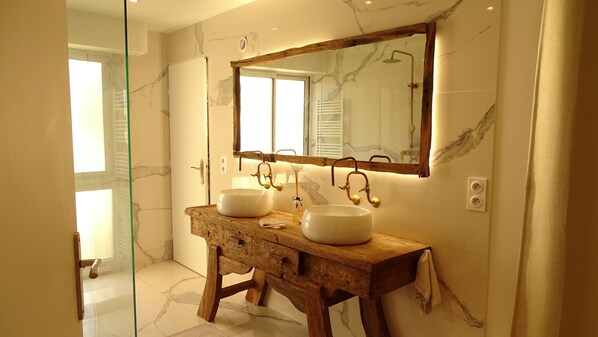 Hair dryer, towels, soap, toilet paper - Duplex 3 Chambres, 150 m², Avec Jardin et Parking (Marseille)