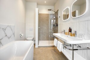 Executive Double Room | Bathroom | Hair dryer, towels, soap, shampoo