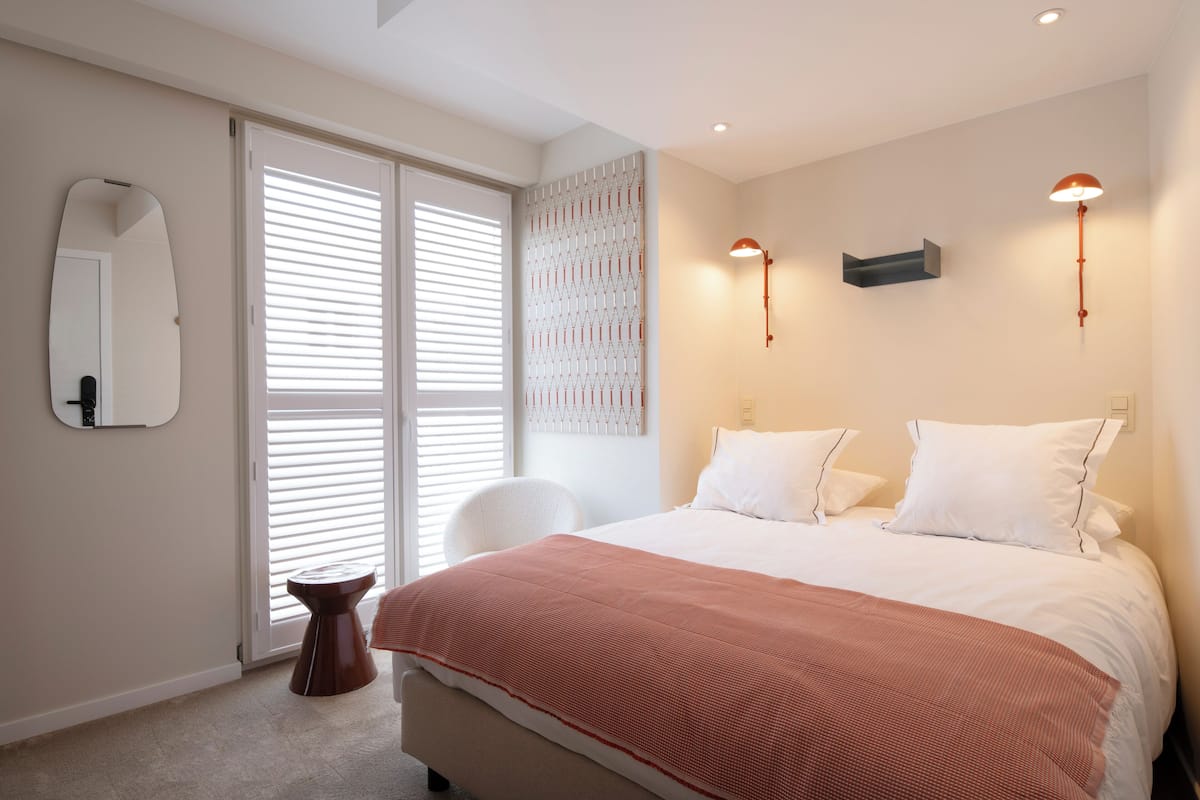 Eenvoudige eenpersoonskamer | Select Comfort-bedden, een kluis op de kamer, individueel gedecoreerd