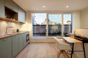 Toetasjesleilighet – deluxe | Oppholdsrom | En 42-tommers smart-TV med Parabol-TV