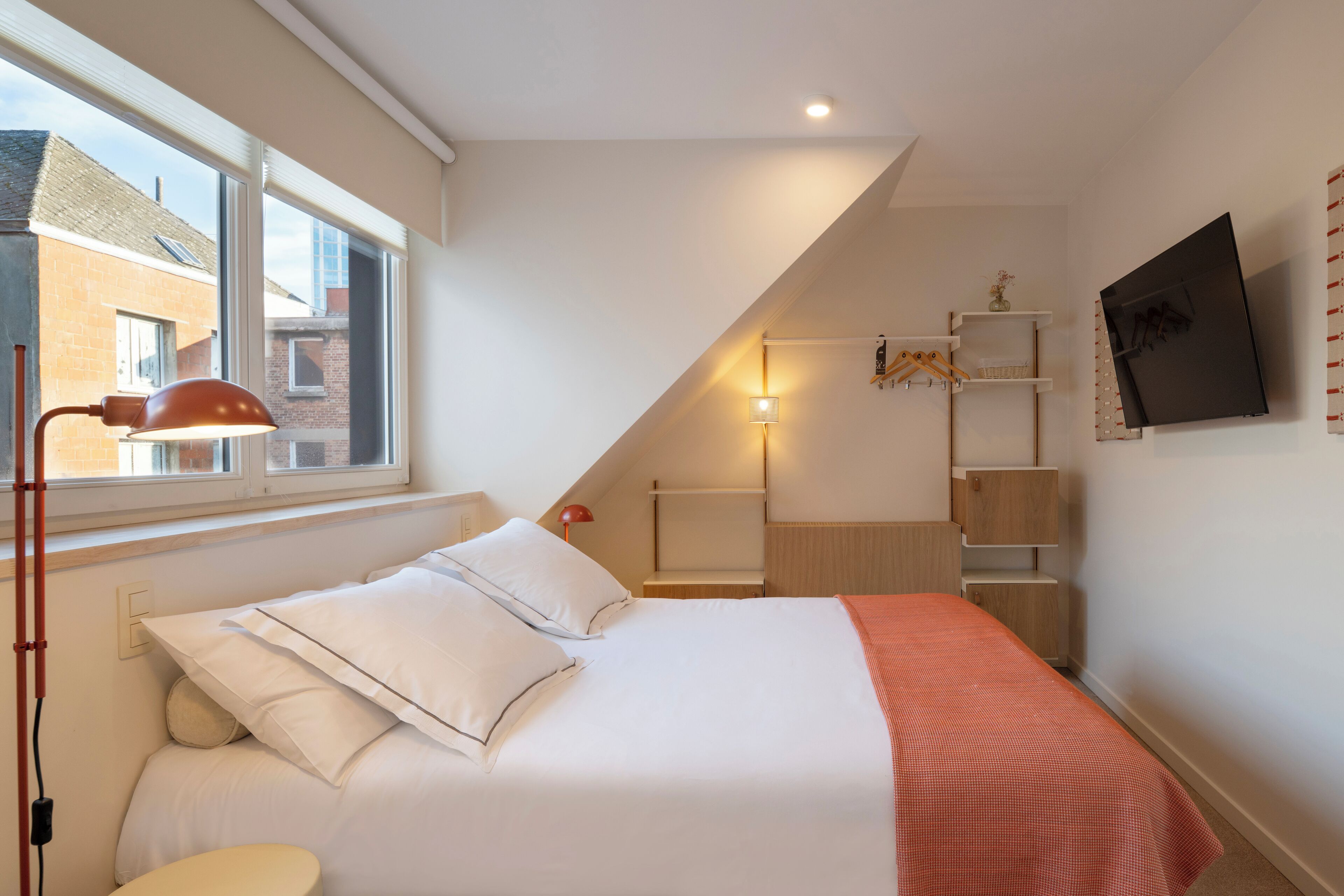 Colchones Select Comfort y caja de seguridad en la habitación 