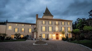 A large, historic building with multiple windows and a central tower. - L'orangerie, Gîte Écolodge Avec Piscine et Jacuzzi Privatif à Pézenas (Pézenas)