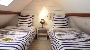 2 bedrooms, iron/ironing board, free WiFi, bed sheets - Comfortable flat with sea view (Plouhinec)