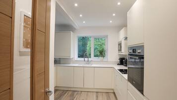 Geschirrspüler, Wasserkocher, Toaster, Kochgeschirr/Geschirr/Besteck