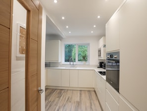 Dishwasher, electric kettle, toaster, cookware/dishes/utensils - 15 Maes Awel (Pwllheli)