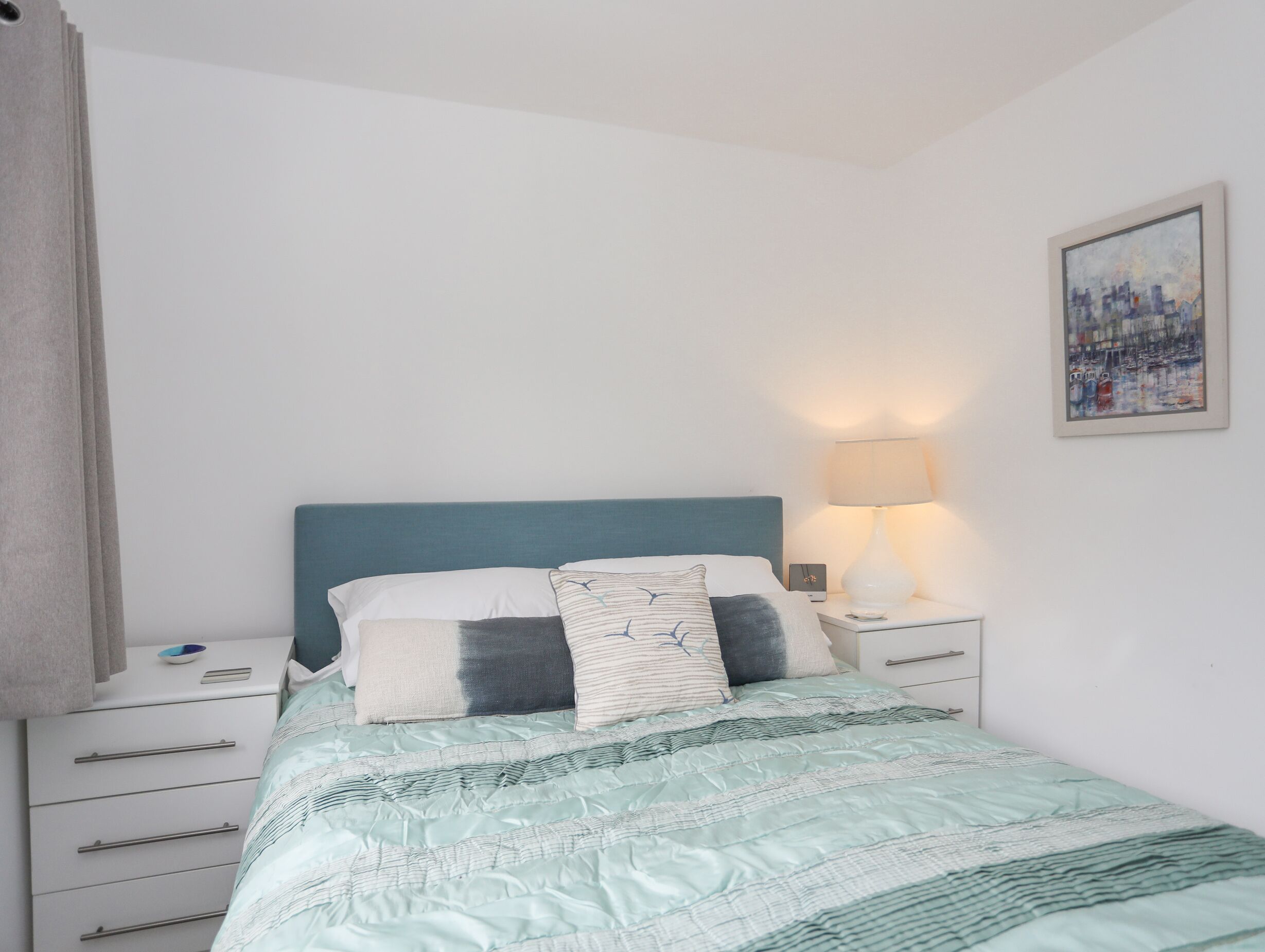 4 habitaciones, decoración personalizada y muebles diferentes 