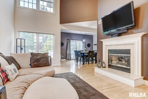 Beautiful 2 Bedroom, 2 Bath with Office Space on Springfield's west end