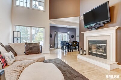 Beautiful 2 Bedroom, 2 Bath with Office Space on Springfield's west end