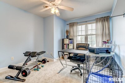 Beautiful 2 Bedroom, 2 Bath with Office Space on Springfield's west end