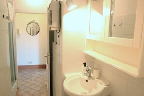 Regadera, secadora de cabello, bidet, toallas