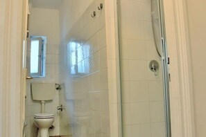 Douche, sèche-cheveux, bidet, serviettes fournies