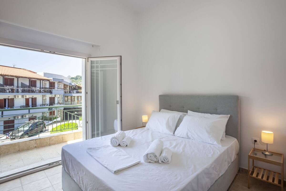 Apartamento superluxo (Aris luxury apartment No4) | 2 quartos, quartos à prova de som, Wi-Fi de cortesia, roupa de cama