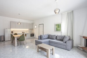 Luxury Apartment (Aris luxury apartment No8) | Living room