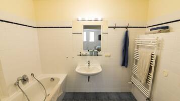 Ducha, secador de pelo y toallas