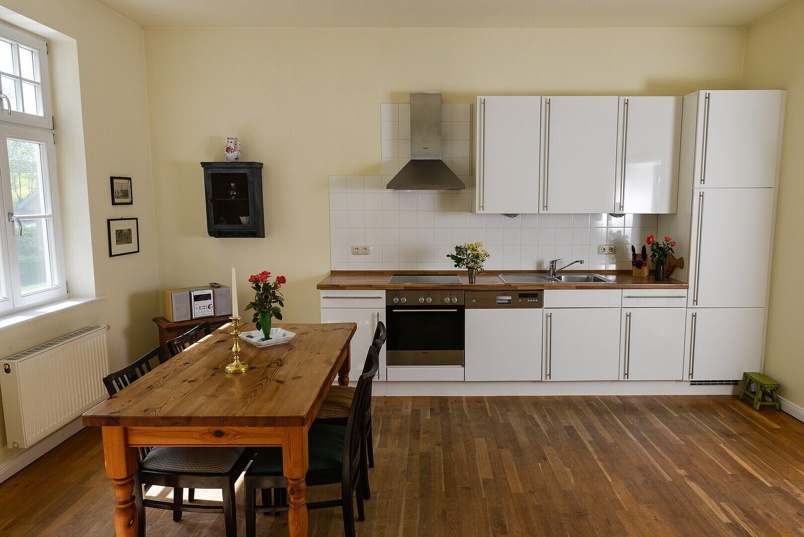 Een koelkast, een magnetron, een oven, een kookplaat