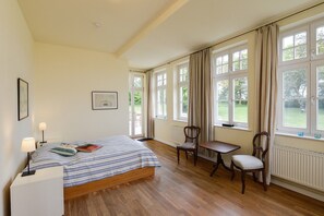2 bedrooms, iron/ironing board, free WiFi, bed sheets - Holiday Apartment "Gut Grubnow Rügen - 3" with Lake View, Shared Terrace & Wi-Fi (Neuenkirchen)