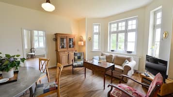 Una televisión, un reproductor estéreo