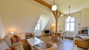 Un apartamento estilo loft con comedor, cocina y sala de estar.